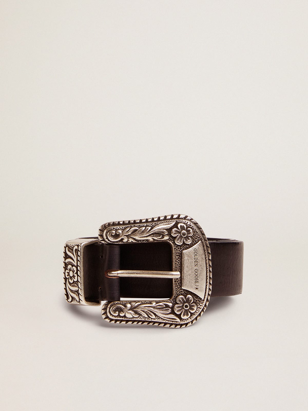 Lace belt in black leather with silver color decorated buckle